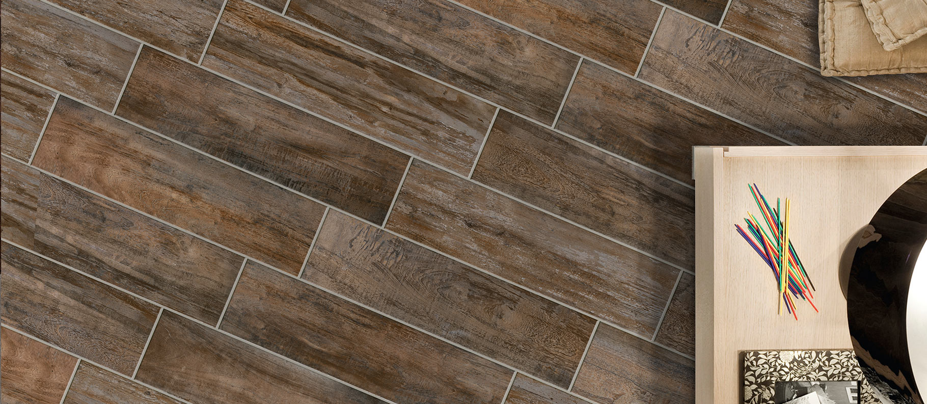 O requinte em textura de madeira fossilizada.