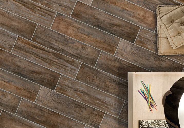 O requinte em textura de madeira fossilizada.